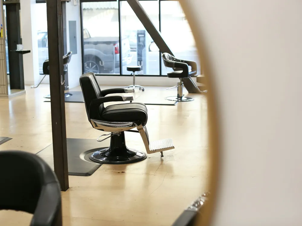 A salon chair by a mirror