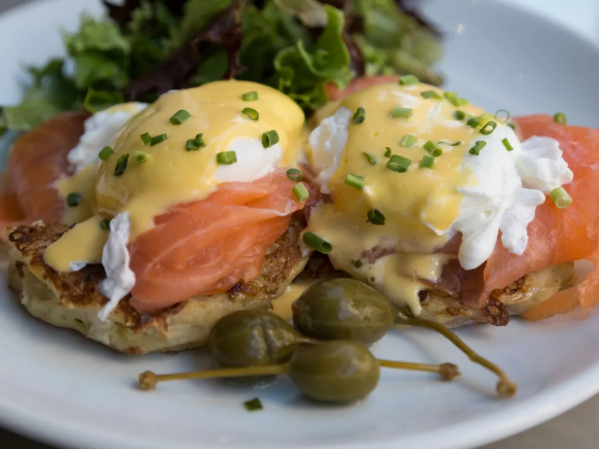 Eggs benedict with salmon